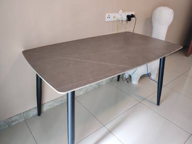 Good condition sintered dining table 