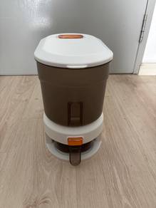 Rice dispenser with measuring cup