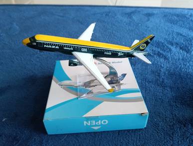 Model Kapal Terbang AirAsia Naza Hiasan
