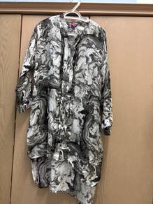 Vince camuto marble print blouse