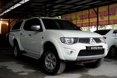 Mitsubishi Triton in Simpang Ampat, PNG
