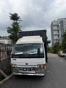 Nissan Ud side curtain