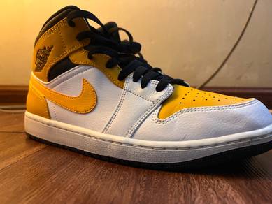 Air Jordan 1 mid university gold