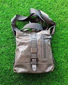 Charles Berkeley Original leather sling bag