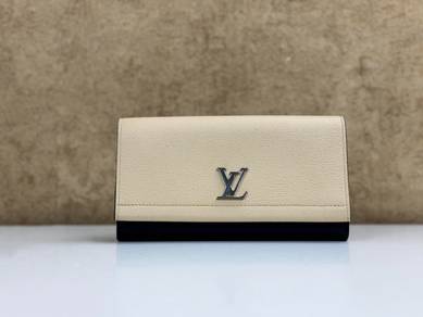 [RAYA SALES] Louis Vuitton M62328 LockMe II Wallet