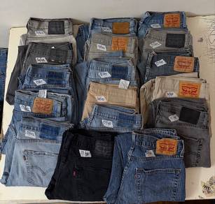 Levi’s Jeans sz 33 Combo::..).
