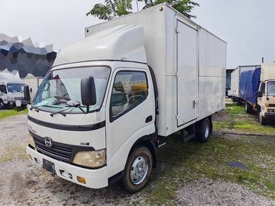 2011 Hino WU410 14.5ft Box 5000KG green engine