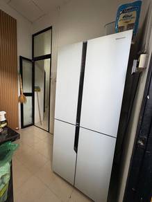 Peti Ais Hisense 4 Door 