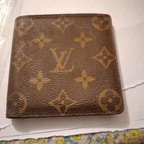 LV short wallet (some peeling off at put banknotes
