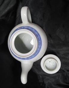 Vintage rice grain pattern porcelain tea pot-blue