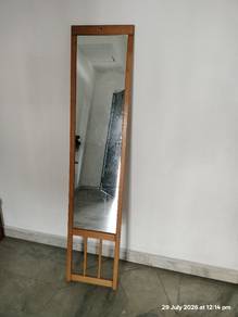 cermin , mirror can reflect full body  