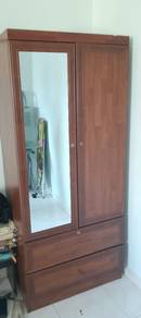 Almari 2 pintu dengan cermin hadapan.