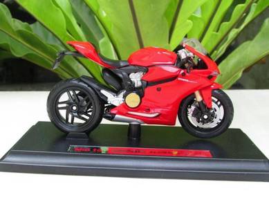 Maisto 1-18 Ducati 1199 Panigale Red Super Bike