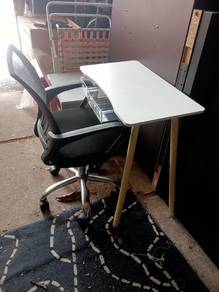 meja tulis siap kerusi  Ikea 