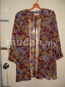 Open-Flowing Blouse Retro Style