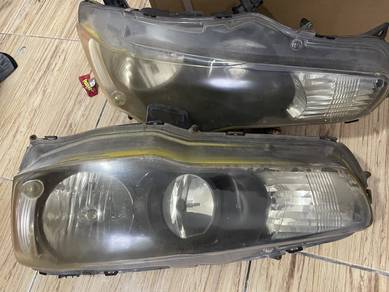 sepasang lampu kereta