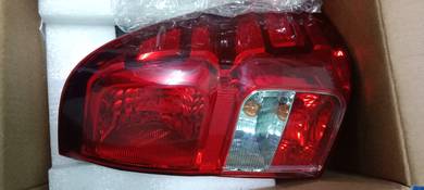 lampu belakang Hilux 2.4 e original 