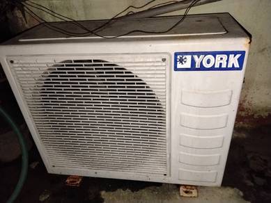 1hp outdoor aircond york masih baik