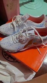 Selling Futsal shoes women 