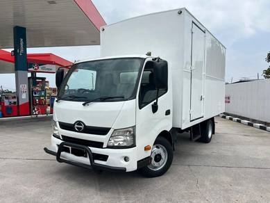 2019 HINO XZU710R BOX 14ft