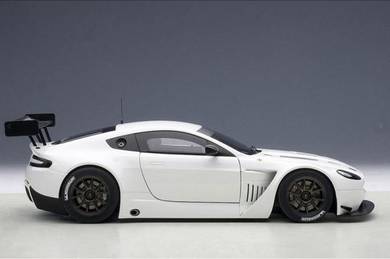 Autoart 1:18 ASTON MARTIN VANTAGE V12 GT3 2013