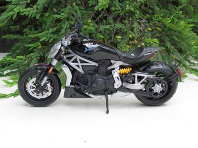 Maisto 1-12 Ducati X Diavel Black Motorcycle