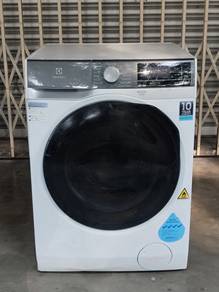 Electrolux 2in1 front load hot washer dryer 11/7