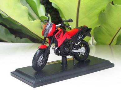 Maisto 1/18 Motorcycle 2001 KTM 640 Duke II