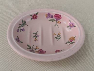 Lynn Hollyn soap dish
