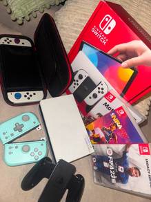 Nintendo Switch OLED White Bundle + HORI Split Pad