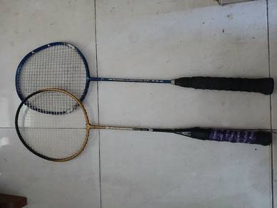 dua raket badminton
