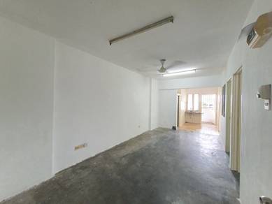 Flat For Sale in Pandan Ria Apartment (Block D)