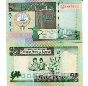 KUWAIT 1/2, 0.5 DINAR ND 1994 P 24 g UNC