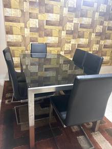 Dining Table - 6 Seater in Good Condition!