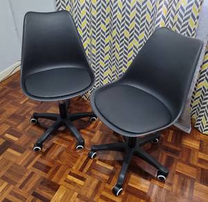 2 black adjustable office chair