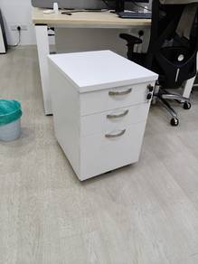 drawer pedestal unit with wheel (very new)