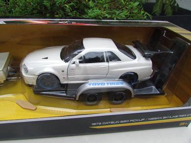 Maisto 1-24 Datsun Pick-Up Towing Nissan R34 GTR