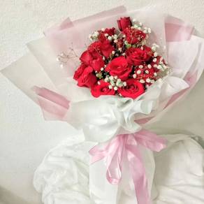 Fresh Rose & Baby's Breath Hand Bouquet