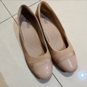 Clark’s Light Pink/Beige Pumps Clarks Low Heel