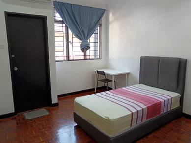 Room in Kota Kemuning, SGR