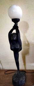 Statue lamp 