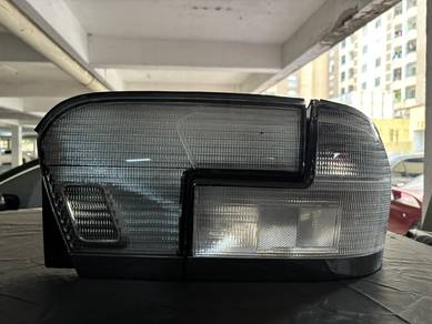 Lampu belakang Albino proton wira