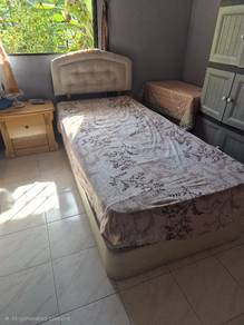 bed set and dressing table