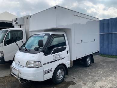 Lori Lorry Nissan SK 82 Mobile Kitchen Food Truck