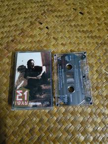 Kaset Iwan
E-1