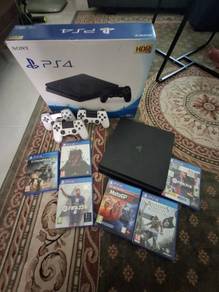 PS4 slim disc + 8 games + 3 controllers