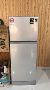 Refrigerator / Peti Ais (SHARP)
