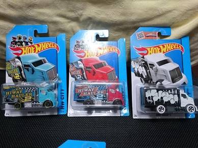 Hotwheels Hiway Hauler 2 trak not Tomica truck