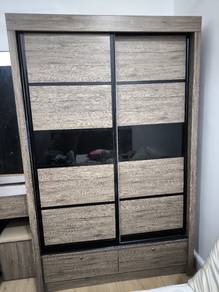 Almari untuk dijual