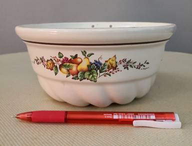 Vintage Teleflora ceramic hanging jelly cake mould